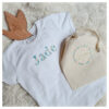 T-shirt enfant broderie mot fleuri “à personnaliser” – Image 5