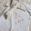 Lange blanc broderie initiale fleurie "Lou" – Image 19