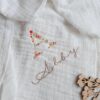 Lange blanc broderie initiale fleurie "Lou" – Image 23