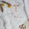 Lange blanc broderie initiale fleurie "Lou" – Image 8