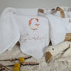 Lange blanc broderie initiale fleurie "Lou" – Image 13