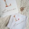 Lange blanc broderie initiale fleurie "Lou" – Image 4