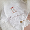 Lange blanc broderie initiale fleurie "Lou" – Image 3