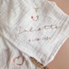 Lange blanc broderie initiale fleurie "Lou" – Image 14