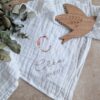 Lange blanc broderie initiale fleurie "Lou" – Image 2
