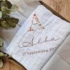Lange blanc broderie initiale fleurie "Lou" – Image 12