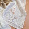Lange blanc broderie initiale fleurie "Lou" – Image 6