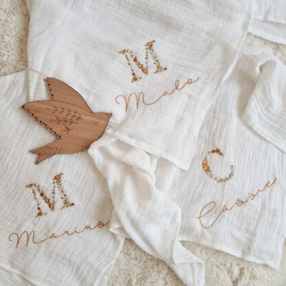 Lange blanc broderie initiale fleurie "Arthur" – Image 14