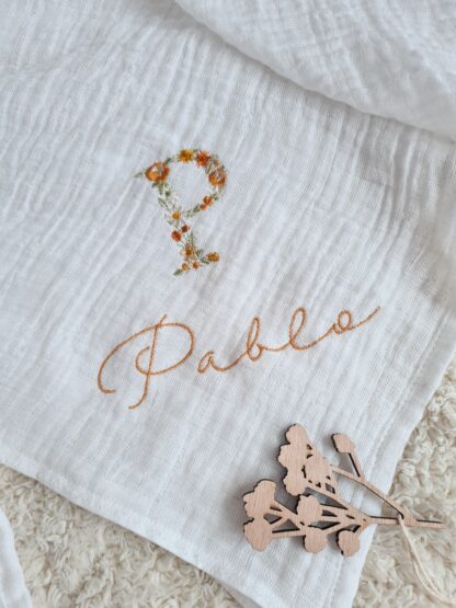 Lange blanc broderie initiale fleurie "Arthur" – Image 15