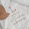 Lange blanc broderie initiale fleurie "Ana" – Image 10