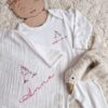 Lange blanc broderie initiale fleurie "Ana" – Image 7