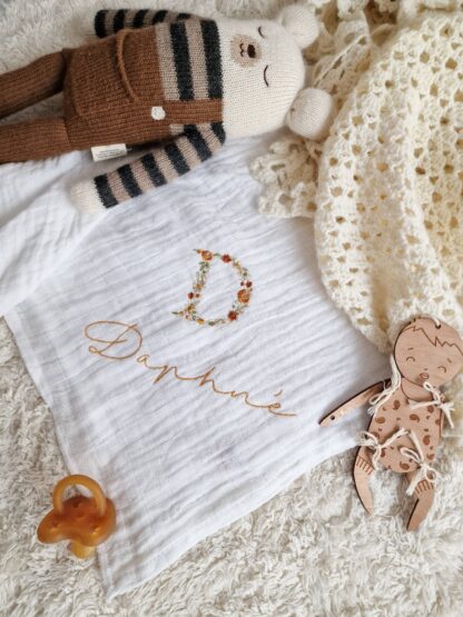 Lange blanc broderie initiale fleurie "Arthur" – Image 10