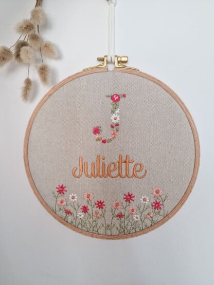 Cadre tambour à broder rond broderie initiale fleurie et fleurs "à personnaliser"