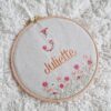 Cadre tambour à broder rond broderie initiale fleurie et fleurs "à personnaliser" – Image 2