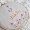 Cadre tambour à broder rond broderie initiale fleurie et fleurs "à personnaliser" – Image 3
