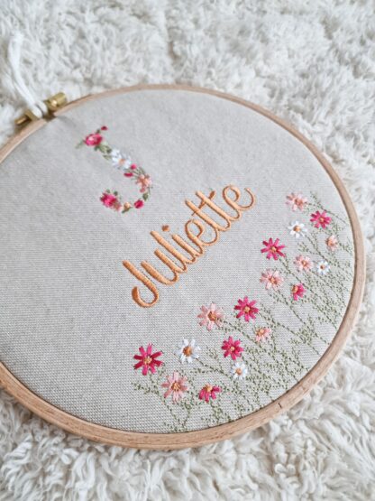 Cadre tambour à broder rond broderie initiale fleurie et fleurs "à personnaliser" – Image 3