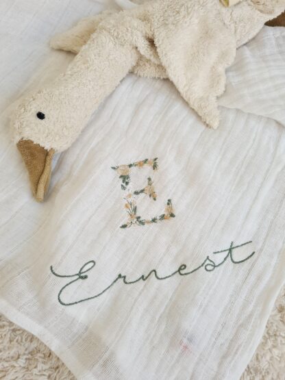 Lange blanc broderie initiale fleurie "Ernest"