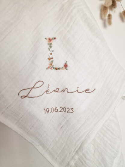 Lange blanc broderie initiale fleurie "Léonie" – Image 2