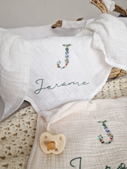 Lange blanc broderie initiale fleurie "Jérôme" – Image 2