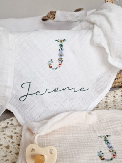 Lange blanc broderie initiale fleurie "Jérôme"