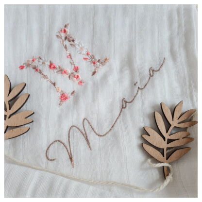 Lange blanc broderie initiale fleurie "Rose" – Image 2