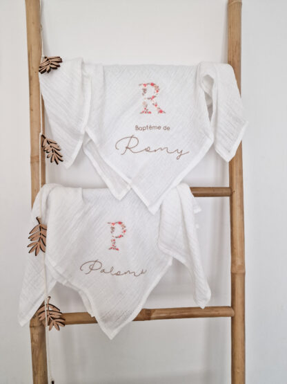 Lange blanc broderie initiale fleurie "Rose" – Image 6
