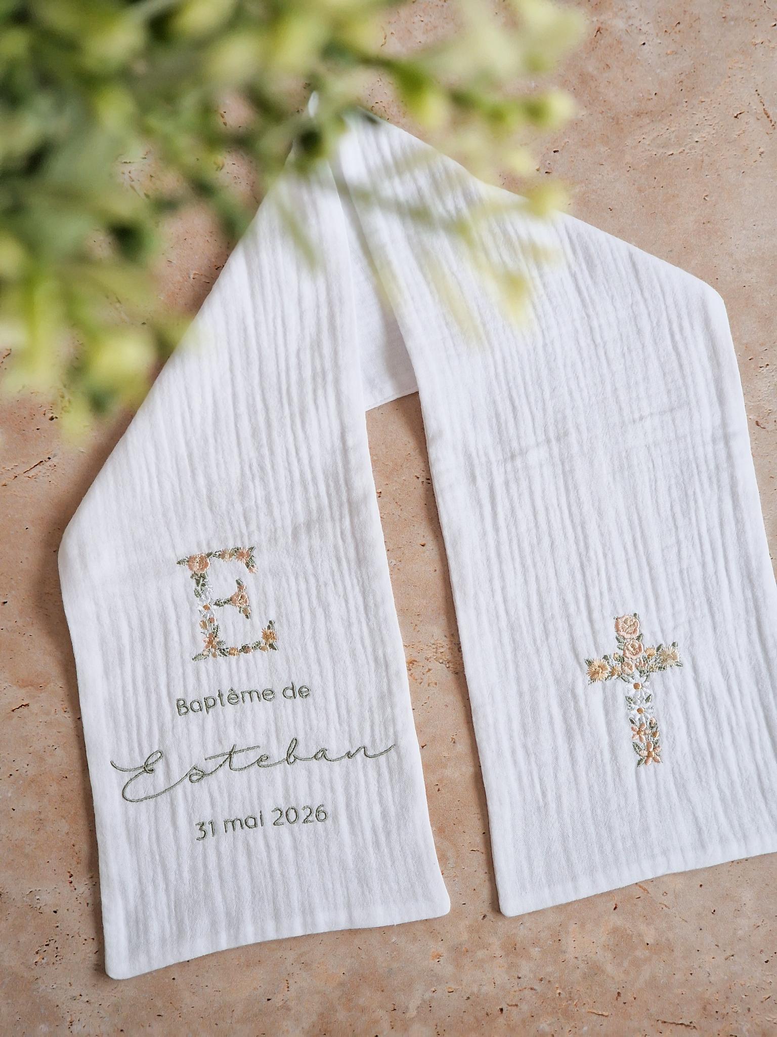 Écharpe Baptême broderie INITIALE / CROIX FLEURIE "à personnaliser" – Image 2