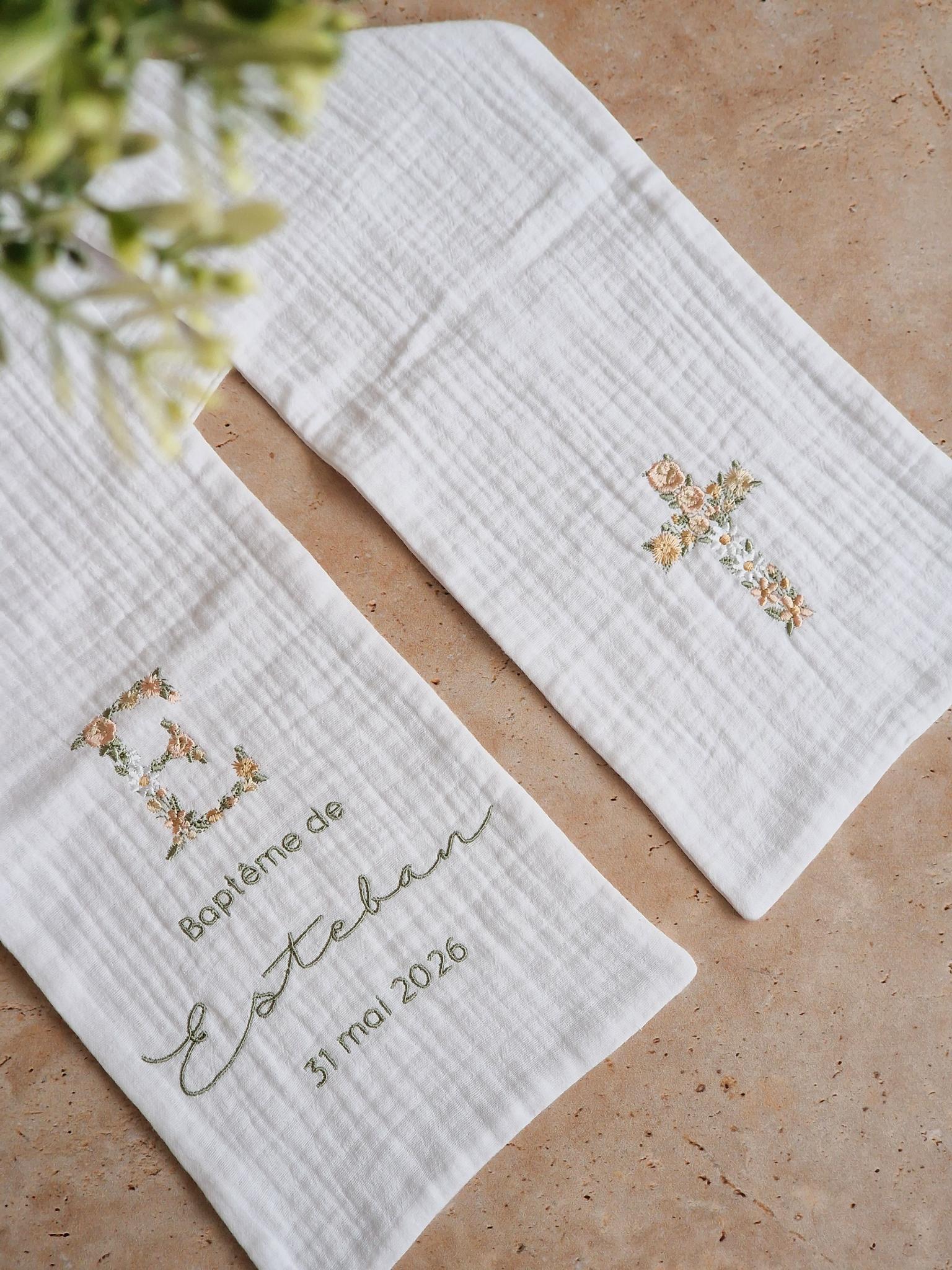 Écharpe Baptême broderie INITIALE / CROIX FLEURIE "à personnaliser" – Image 3