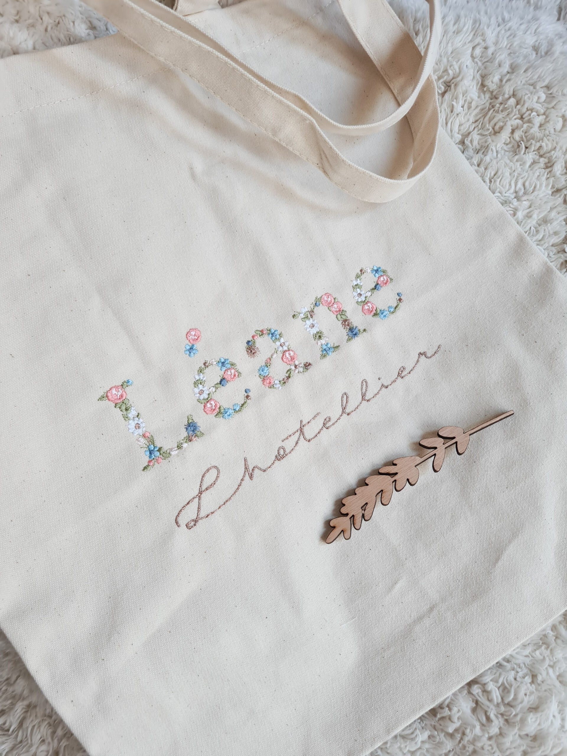 Sac tote bag broderie mot fleurie "à personnaliser" – Image 6